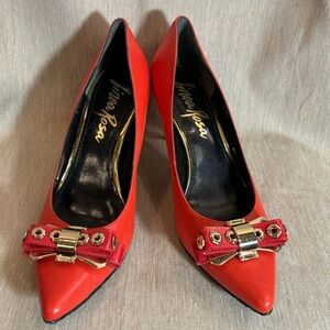 LINEA ROSA Sz 38 Pointy Bow  at Toe Cap Metal Accents Heels Statement Shoes